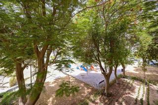 Spacious 1Bed Apt Building 189 Discovery Gardens - 1