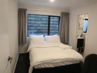 Modern 1 Bed Smart Flat in Upper Hutt with Full Kitchen, Parking - 5 minutes to Brewtown - Upper Hutt - 4