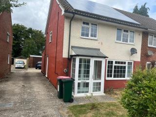 Honeysuckle House 5BR Crawley,10min Gatwick Airport, Contractor friendly - Ifield - 0