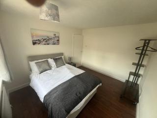 Honeysuckle House 5BR Crawley,10min Gatwick Airport, Contractor friendly - Ifield - 6