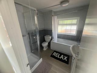 Honeysuckle House 5BR Crawley,10min Gatwick Airport, Contractor friendly - Ifield - 5