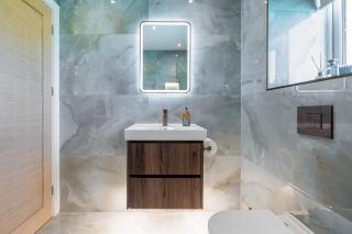 Modern 6 Bedroom House with Hot Tub, Orchard & BBQ - - 1