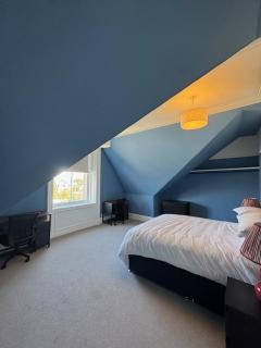Cosy 2-Bed Suite in West End - 7