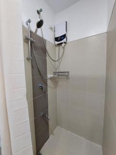 Tagaytay Kat Suite at Wind Residences with Balcony, Netflix and Karaoke - Tagaytay - 4