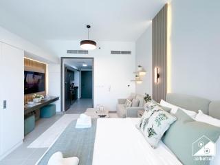 Urban Escape Studio l Pool, Gym & Stylish Living - 3