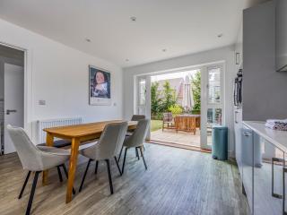 Spacious 3 Bedroom Family Home Pass The Keys - Chichester - 1