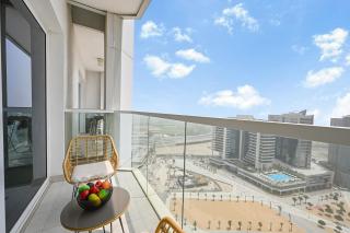 Enjoy Modern Comforts with Views of Burj Al Aráb and Nearby Attractions - 0