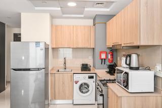 Enjoy Modern Comforts with Views of Burj Al Aráb and Nearby Attractions - 7