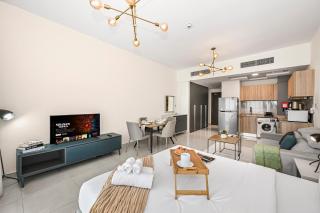 Enjoy Modern Comforts with Views of Burj Al Aráb and Nearby Attractions - 1