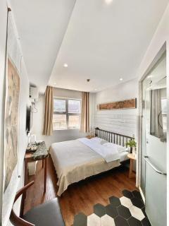 The Lanting Inn is located in the city center near the Drum Tower subway, making it convenient to travel to the Drum Tower, Nanluoguxiang, Shichahai, Yandai Xie Street, Tiananmen Square and the Forbidden City - Peking - 9