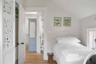 The East Wing Set in Beautiful Gardens Parking - 3