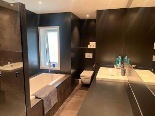 City Retreat with Free Parking - 2