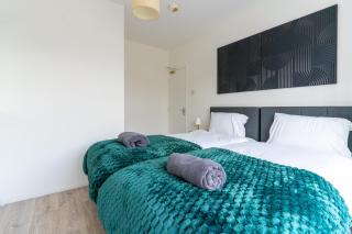 NEW Contractors House 6 Bedrooms Parking 10 Guests - Romford - 2