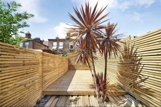 Newly refurbished 2 br apartment with a beautiful garden - 0