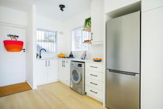 Sunny Studio with Ocean Views and Free Parking in Green Point - 4