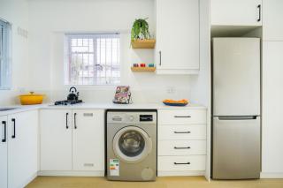 Sunny Studio with Ocean Views and Free Parking in Green Point - 3