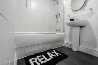 Group Stay Sleeps 8 Speke - 4
