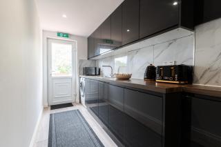 NEW Contractors House 6 Bedrooms Parking 10 Guests - 6