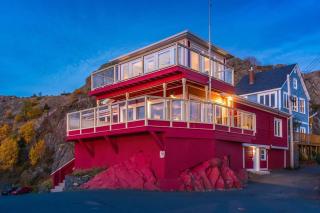 Iconic Red Top of the Battery Ocean & City View - 9
