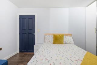 Newly Renovated Studio in Center - 9