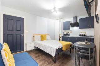 Newly Renovated Studio in Center - Luton - 8