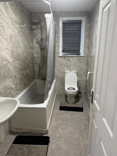 Four Bed Garden Luxe Enfield - Enfield Lock - 9