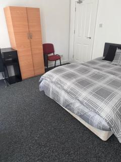 Four Bed Garden Luxe Enfield - Enfield Lock - 7
