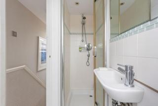 Elegant 3-Bed Home in Leafy Fulham - 2