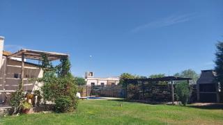 Casa con quincho, parque y pileta - Resolana - 0