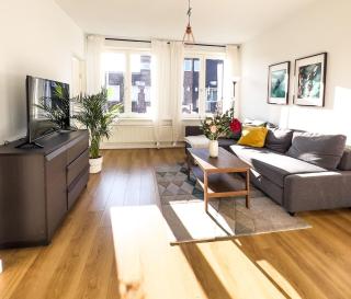 Light and quiet haven next to park - 0