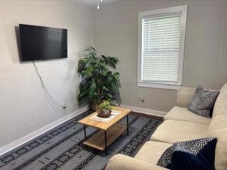Simple 1950s Home Budget Stay , Basic comforts - Tallahassee - 5
