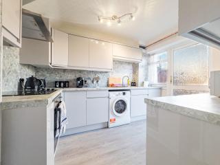 House - sleeps 7 private garden & parking - 5