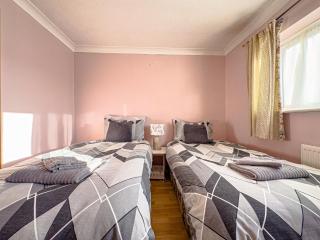 House - sleeps 7 private garden & parking - 4