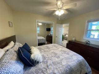 Seabreeze Lakeside Getaway - - 4