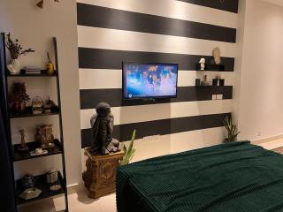 Tipsy Retreat Studio Apartment - 4