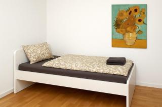 Modern Apartment Garden with 5 Single Beds - 9