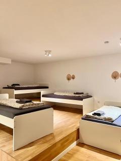 Modern Apartment Garden with 5 Single Beds - 7