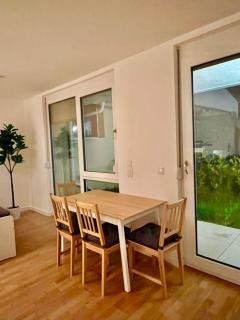 Modern Apartment Garden with 5 Single Beds - 4