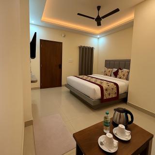 Hotel Rising Ayodhya by IQ Hotels - Comfortable Stay Near Ram Mandir - Ayodhya - 8