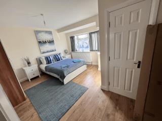 Burnham-Slough Spacious Six Bedroom House - Burnham - 9