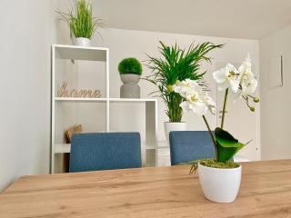Modern Stylish Apartment with Balcony & Free Parking - Wenen - 7