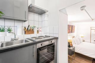 Studio on Edgware Road with patio - 6