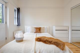 Spacious 4BR1B Chic Retreat in the Plateau - 3