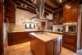 Casa Piedra, Hidden Gem, Jacuzzi, BBQ, Patio in Monagroulli - 1