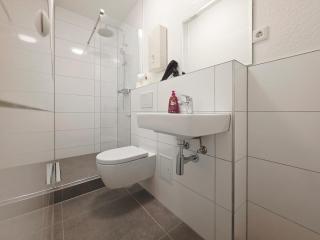 RAJ Living - 3 Room Apartment - Kitchen - Dining Room - Terrace - 25 min to Messe DUS - Düsseldorf - 4