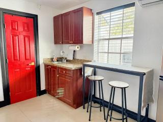 Cottage with Hot Tub, Private Firepit, Entrance, Parking BBQ - 5