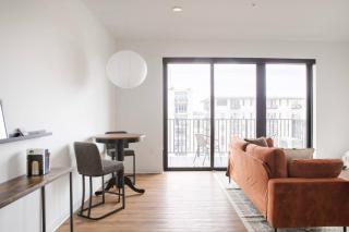 Chic East Side 1BR Apt with Balcony Pool and Gym - Milwaukee - 0