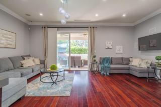 468d) Sleeps 15 - Hot Tub - Universal - Los Angeles - 1