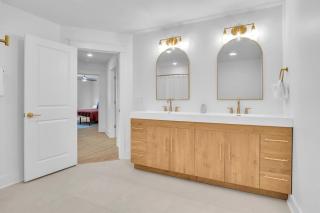 Modern 4BR Steps to Shore - 6