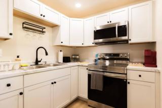 King Comfort - Bright and Modern 1BR Stay in Dunlap - 2